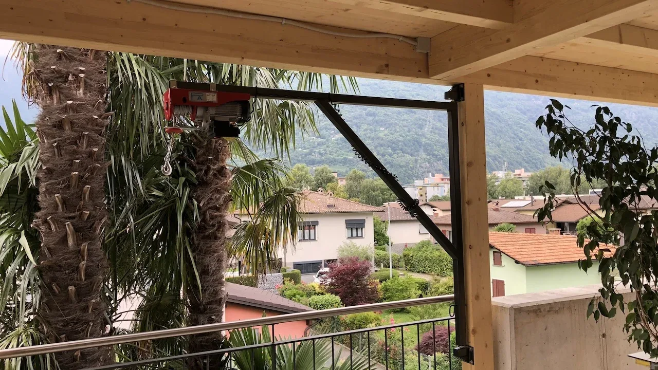 Nuova copertura in legno di un balcone a Bellinzona, vista sulla città