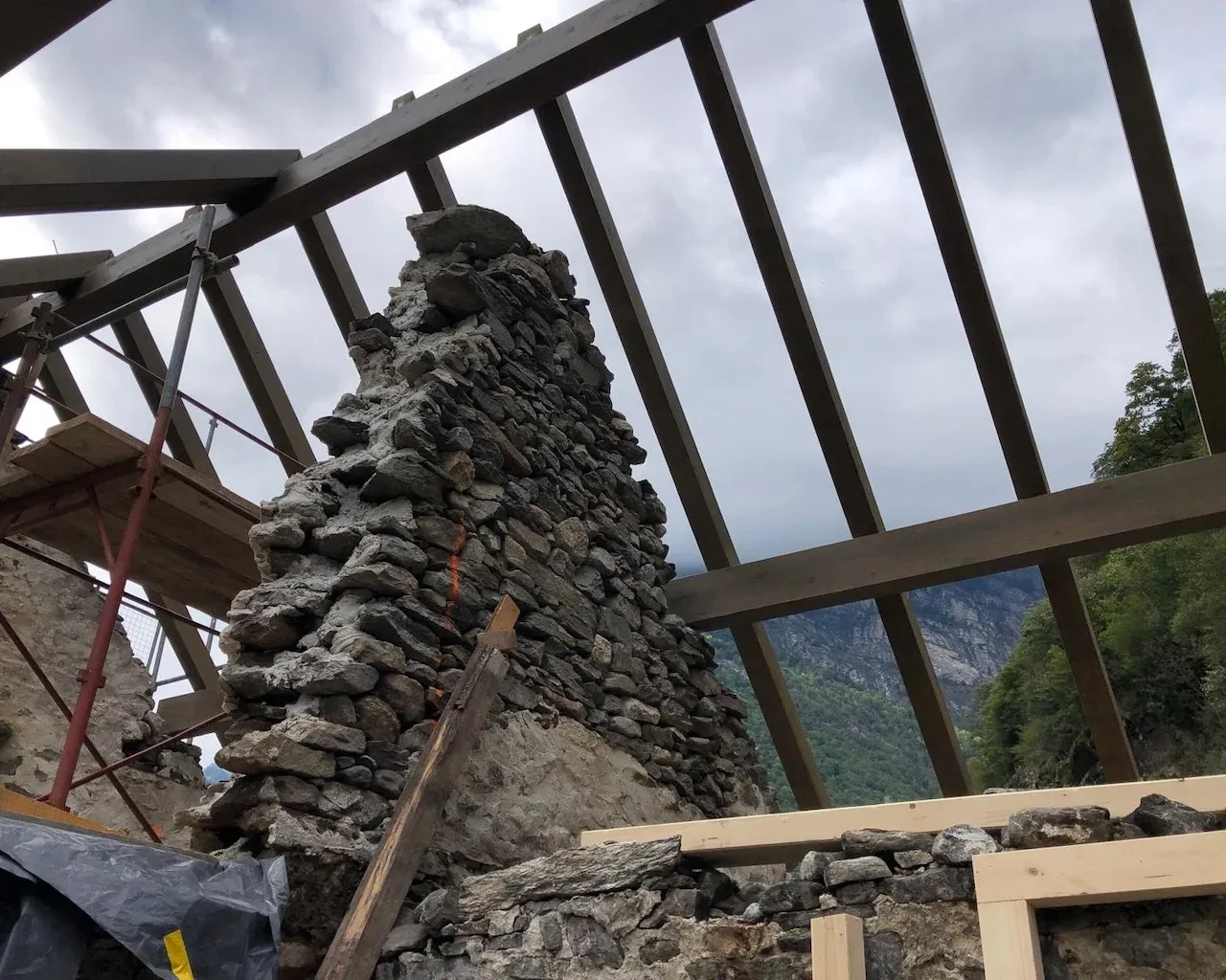 Casa Cascata: la nuova orditura del tetto in legno sopra i muri in pietra