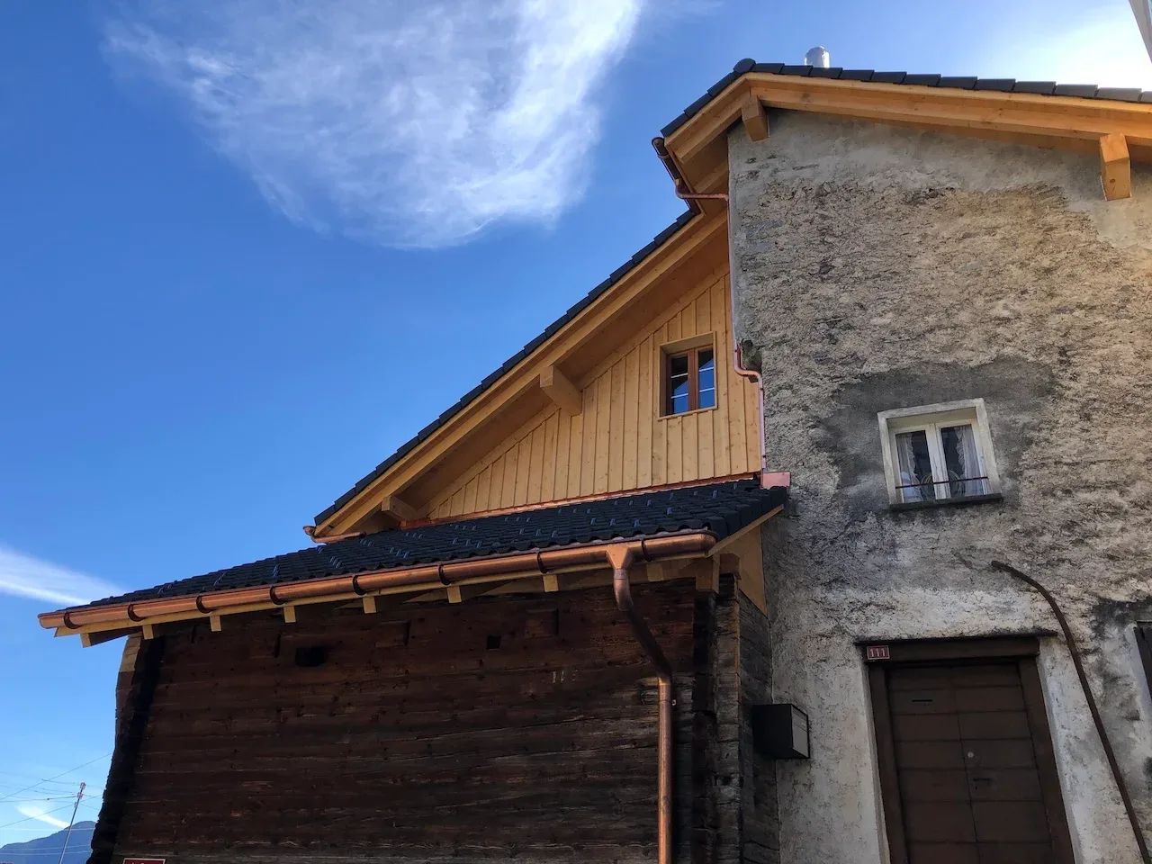 Il vecchio Blockhaus di Chironico dopo la ristrutturazione: nuovo frontone in larice e tetto nuovo sopra i muri in pietra