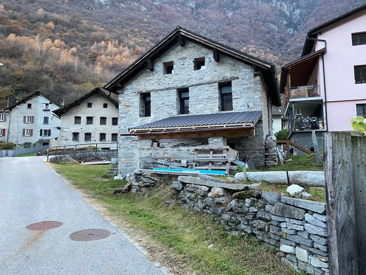 Il rustico di Personico dopo la ristrutturazione, con tetto e finestre nuovi